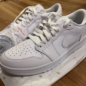 NIKE Air Jordan Golf sneakers men’s size 9. All white. Worn only in store